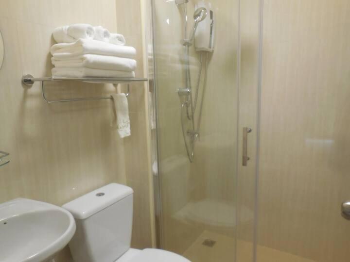 Guest House, Shared Pool, Private Bathroom And Kitchen בית נופש Phuket
