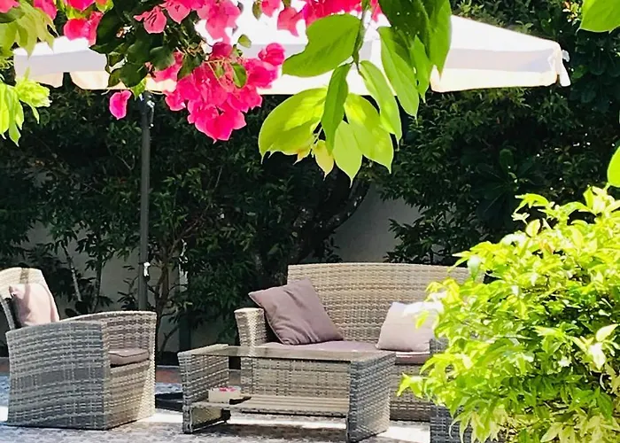 Guest House, Shared Pool, Private Bathroom And Kitchen