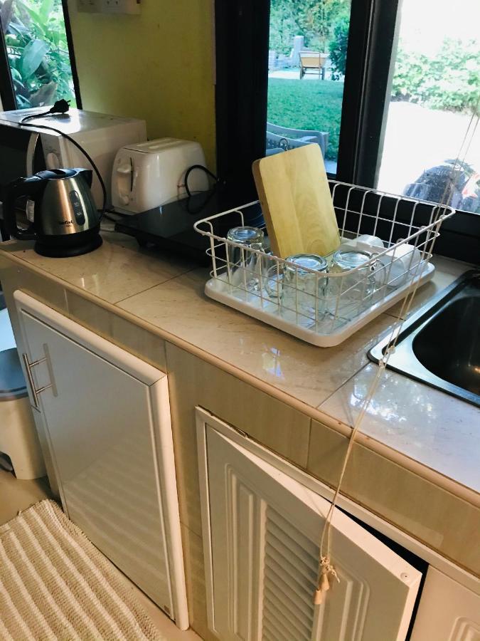 Guest House, Shared Pool, Private Bathroom And Kitchen Ferienhaus Phuket